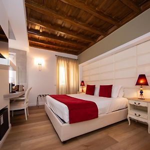 Town House Spagna- Luxury Rooms With Jacuzzi Bath
